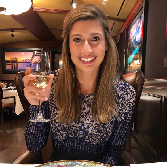 Meet your Posher, Nicole - Picture 1 of 2